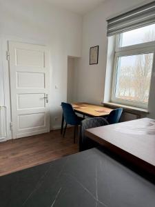 a room with a table and chairs and a window at Stilvolle Wohnung mit Rheinblick in Weißenthurm