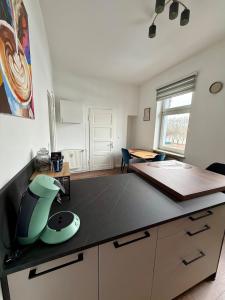 a kitchen with a black counter top in a room at Stilvolle Wohnung mit Rheinblick in Weißenthurm
