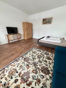 a room with a bed and a rug on the floor at Stilvolle Wohnung mit Rheinblick in Weißenthurm