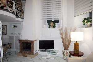 sala de estar con TV y chimenea en Appartamento Al Foro Romano, en Roma