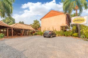 a car parked in front of a building at Pousada Rancho Jarinu in Bonito