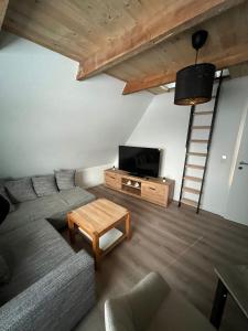 a living room with a couch and a television at Auental in Husum
