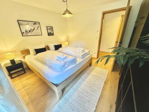 a bedroom with a bed and a potted plant at Ferienhaus "Bodenschneid" am Schliersee in Schliersee