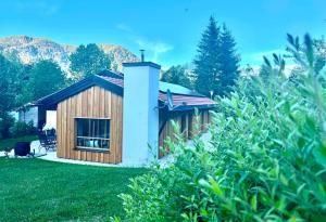 a small cabin in the middle of a yard at Ferienhaus "Bodenschneid" am Schliersee in Schliersee