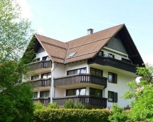 um edifício com um telhado em cima em Ferienwohnung am Kurpark em Braunlage