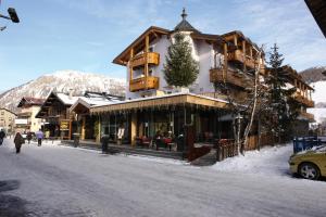 budynek z choinką świąteczną na górze w obiekcie Hotel Concordia w Livigno