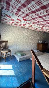 a room with two bunk beds and a chair at Rancho Tres11 in Cabo Polonio