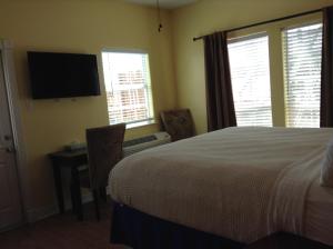 En eller flere senge i et værelse på Ocean Village Hotel