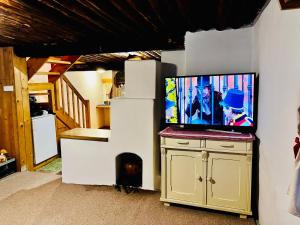a tv sitting on a stand in a room at Chalúpka na kopčeku in Zuberec