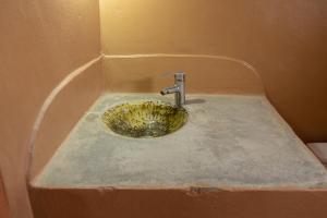 a bathroom with a sink with a drain at Sahara Peace in Mhamid