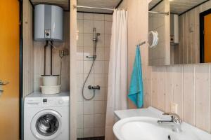 a bathroom with a washing machine and a sink at SJ316-Hejls-Ronnebaervaenget-9 in Hejlsminde +13 photos