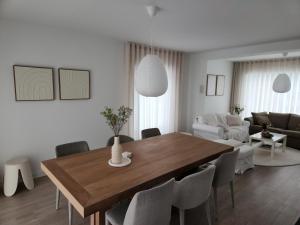 a living room with a wooden table and chairs at Verliefd in Brustem in Sint-Truiden