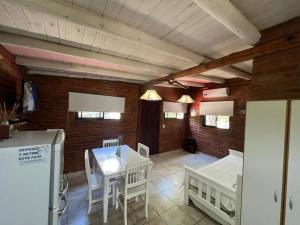 a kitchen and dining room with a table and chairs at Casita siempre verde in Los Hornillos