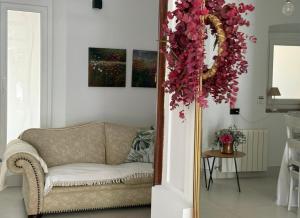 a living room with a couch and a mirror at Apartamento Casa Nela in Medellín