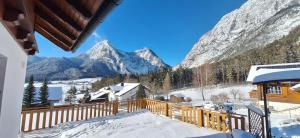 a balcony with a view of the mountains at Apartmenthaus Kammblick in Gröbming