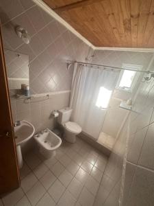 a bathroom with a toilet and a bidet and a sink at Tu Espacio en Rada in Rada Tilly