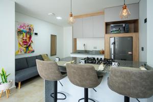 a kitchen and living room with a counter and chairs at Loft 202 North Cali - Montsari in Cali