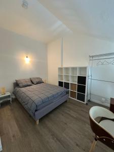 a bedroom with a bed and a desk and a chair at 2 pièces duplex Issy Les Moulineaux Ascenseur internet in Issy-les-Moulineaux