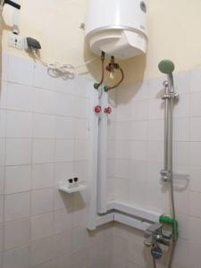 ein Badezimmer mit Duschkabine und Waschbecken in der Unterkunft Godfils in Abomey-Calavi