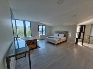 a large living room with a tub and a bed at Suiton6 apart otel in İhsaniye
