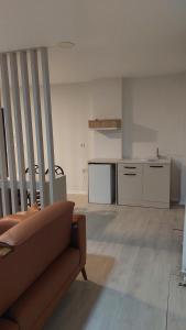 a living room with a couch and a kitchen at Suiton6 apart otel in İhsaniye +20 photos
