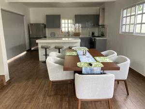a kitchen and dining room with a table and chairs at Brisa Marina in Playa Agua Blanca