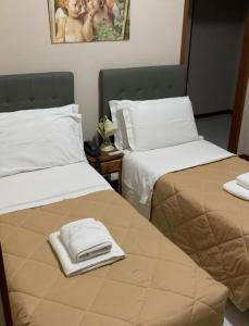 zwei Betten, die in einem Zimmer nebeneinander stehen in der Unterkunft Villa Dante BB via Catania162 in Messina