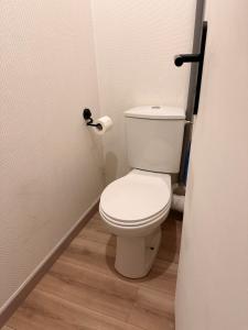 a bathroom with a white toilet in a room at 4-person apartment in Joeuf