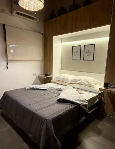a bedroom with a large bed in a room at Espacio Nidra - Tu descanso a pasos del Aeropuerto in Ezeiza +16 photos