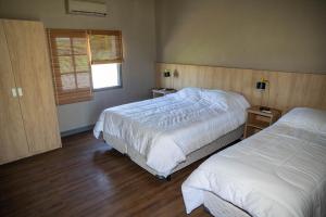 ein Schlafzimmer mit zwei Betten und einem Fenster in der Unterkunft Hotel Talice in Trinidad