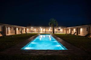 ein Schwimmbad vor einem Gebäude bei Nacht in der Unterkunft Hotel Talice in Trinidad