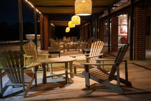 eine Terrasse mit Tisch, Stühlen und Beleuchtung in der Unterkunft Hotel Talice in Trinidad