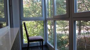 カームヤネツィ・ポジーリシクィイにあるSweet Apartment "Family Estate"の窓際に座る椅子