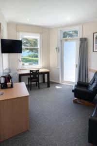 a living room with a desk and a chair at The Dannebrog Lodge in Devonport