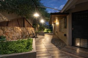 a walkway outside of a house at night at "Casa Amalia Apartamentos" Plaza Italia y Arístides a media cuadra, Ubicación Exclusiva Top in Mendoza