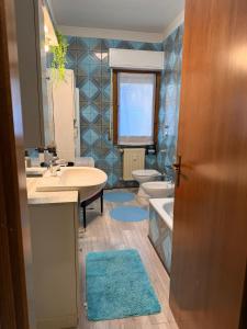 a bathroom with two sinks and two toilets at AlipierHome Bernina Gateway Comfort e Spazio vicino al Trenino Rosso in Tirano +20 photos