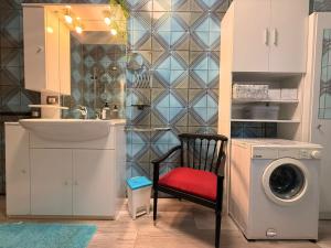 a bathroom with a sink and a washing machine at AlipierHome Bernina Gateway Comfort e Spazio vicino al Trenino Rosso in Tirano