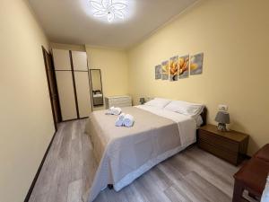 a bedroom with a bed with towels on it at AlipierHome Bernina Gateway Comfort e Spazio vicino al Trenino Rosso in Tirano