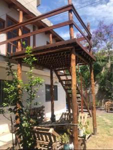 a wooden pergola on the side of a house at Loft céntrico Maipú in Maipú