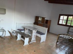 a room with a table and a bench in it at Loft céntrico Maipú in Maipú