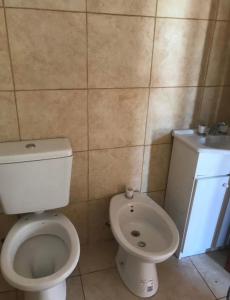 a bathroom with a toilet and a sink at Loft céntrico Maipú in Maipú