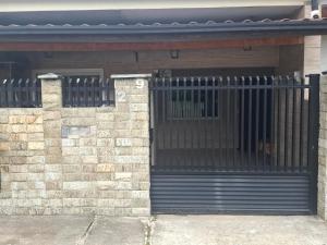a black gate on the side of a building at Casa 2 Encanto dos Mares in Itapema