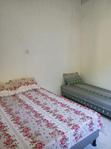 a bedroom with a bed and a couch at Villa Tropical Herbert in Itacaré