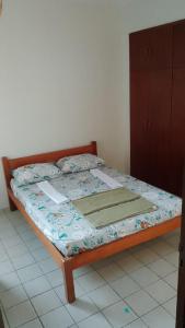 a bedroom with a bed in a room at Apartamento com piscina e churrasqueira privativas in Cabedelo
