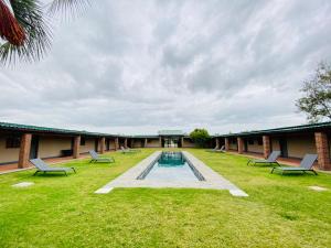 ein Innenhof mit einem Pool inmitten eines Gebäudes in der Unterkunft Hotel Talice in Trinidad + 9 Fotos