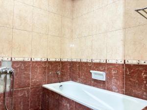 a bathroom with a bath tub in a room at Pavotel Style Naz Hotel in Kamparganya +29 photos