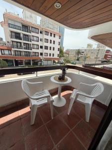 a balcony with a table and chairs and a building at Residence Punta del Este 107 in Punta del Este