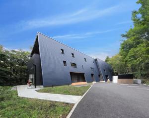 a large black building with a parking lot at VILLA HAKONE STAGE in Hakone