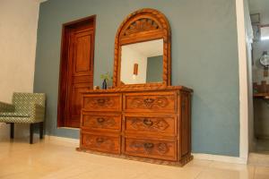 a dresser with a mirror on top of it at Casa X'Lapac in Valladolid