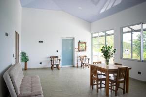 a living room with a table and chairs at Villa Majo in Nocaima